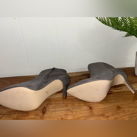 NEIMAN MARCUS (8) STUDDED GREY “MICRO SUEDE”, NWOT! BEAUTIFUL. NEVER WORN. - Picture 6 of 10